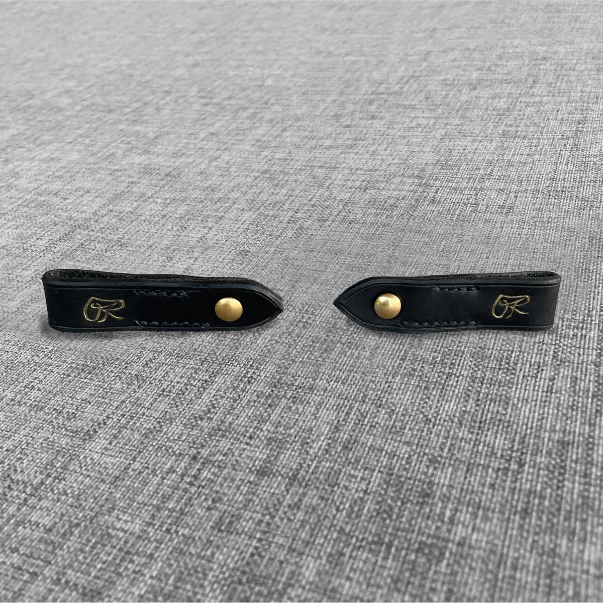 Fixations pour frontal en cuir noir avec bouton en laiton et logo Ruffieux Creation, vue de dessus