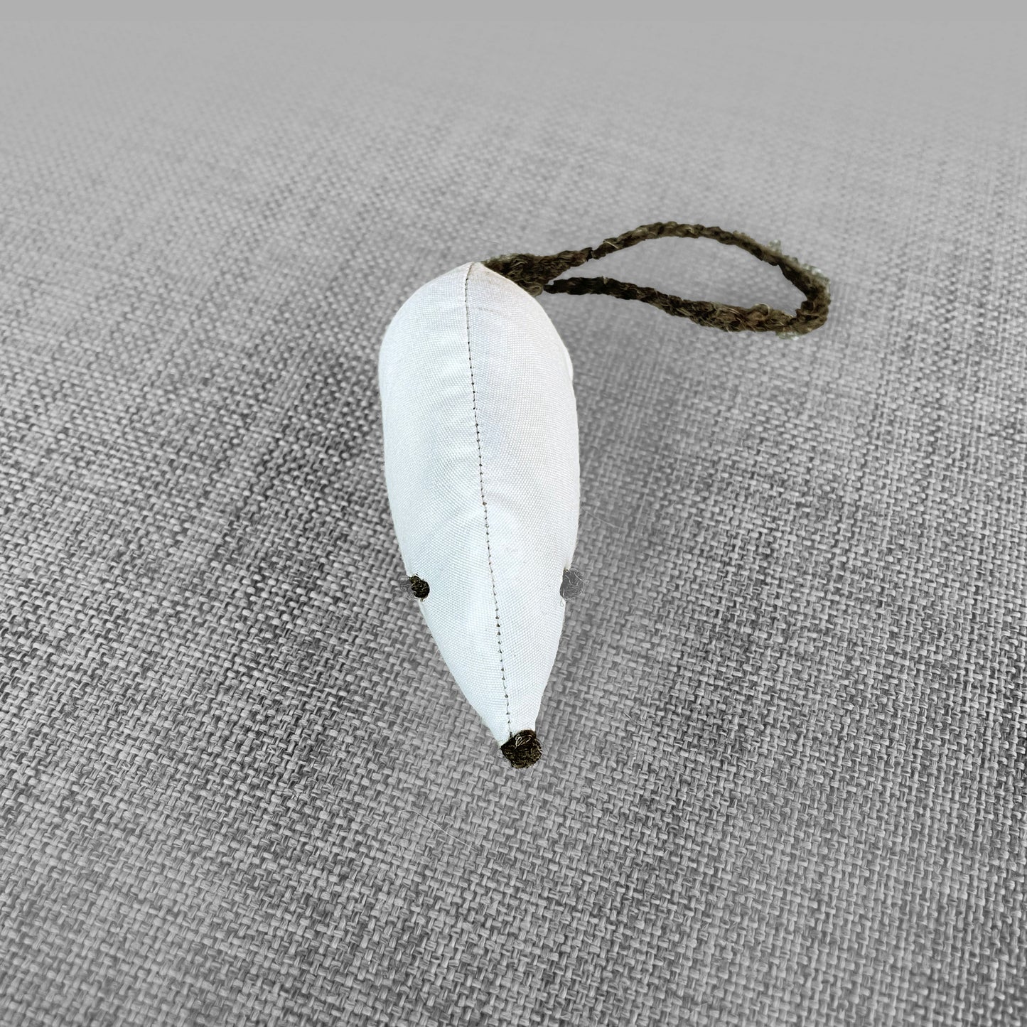 Jouet pour chat en forme de souris en tissu blanc avec queue en corde tressee