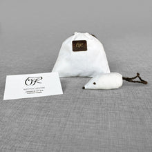 Charger l'image dans la galerie, Jouet écologique chat – souris en coton et laine suisse