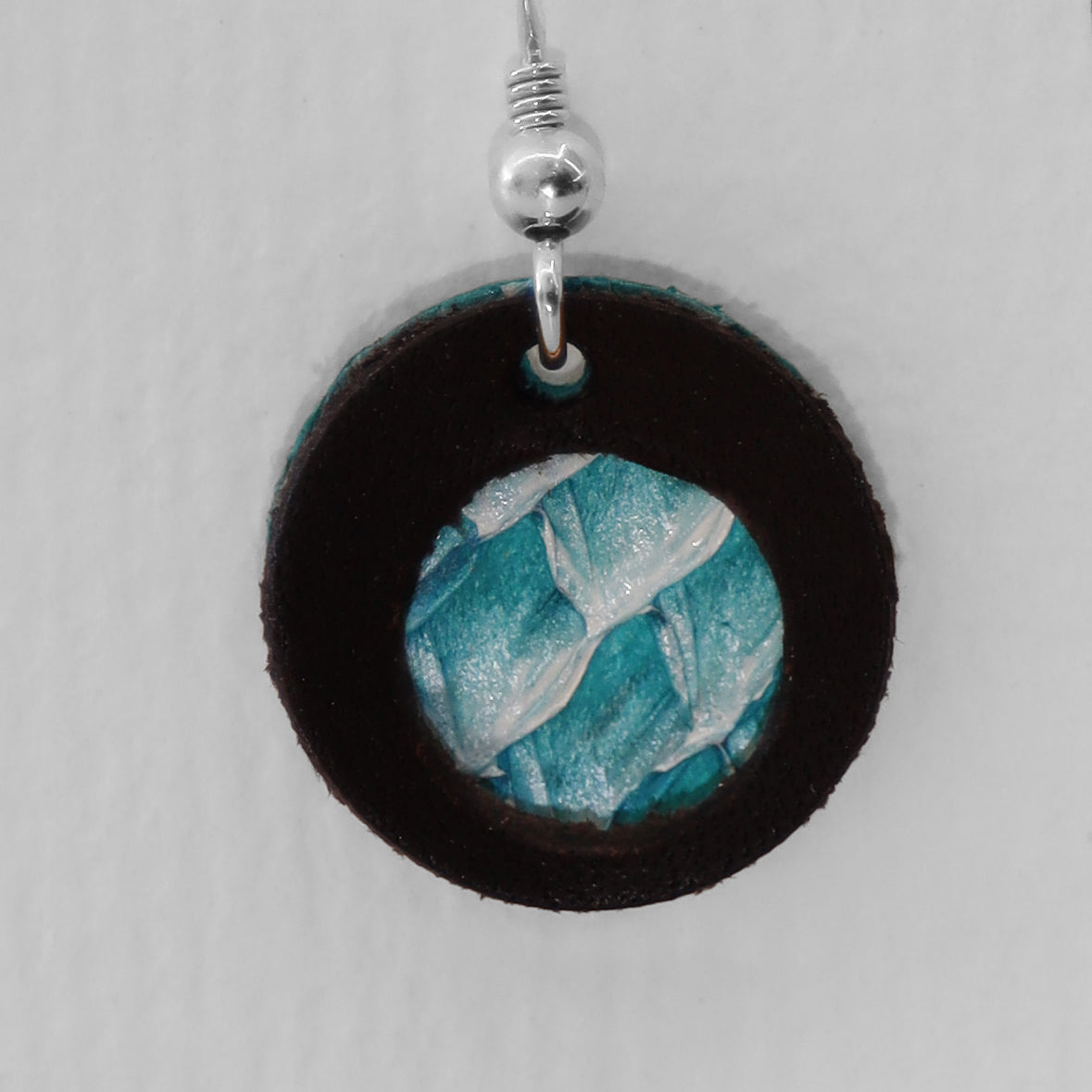 detail-insert-cuir-saumon-turquoise-peint-main-ruffieux-creation