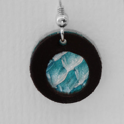 detail-insert-cuir-saumon-turquoise-peint-main-ruffieux-creation