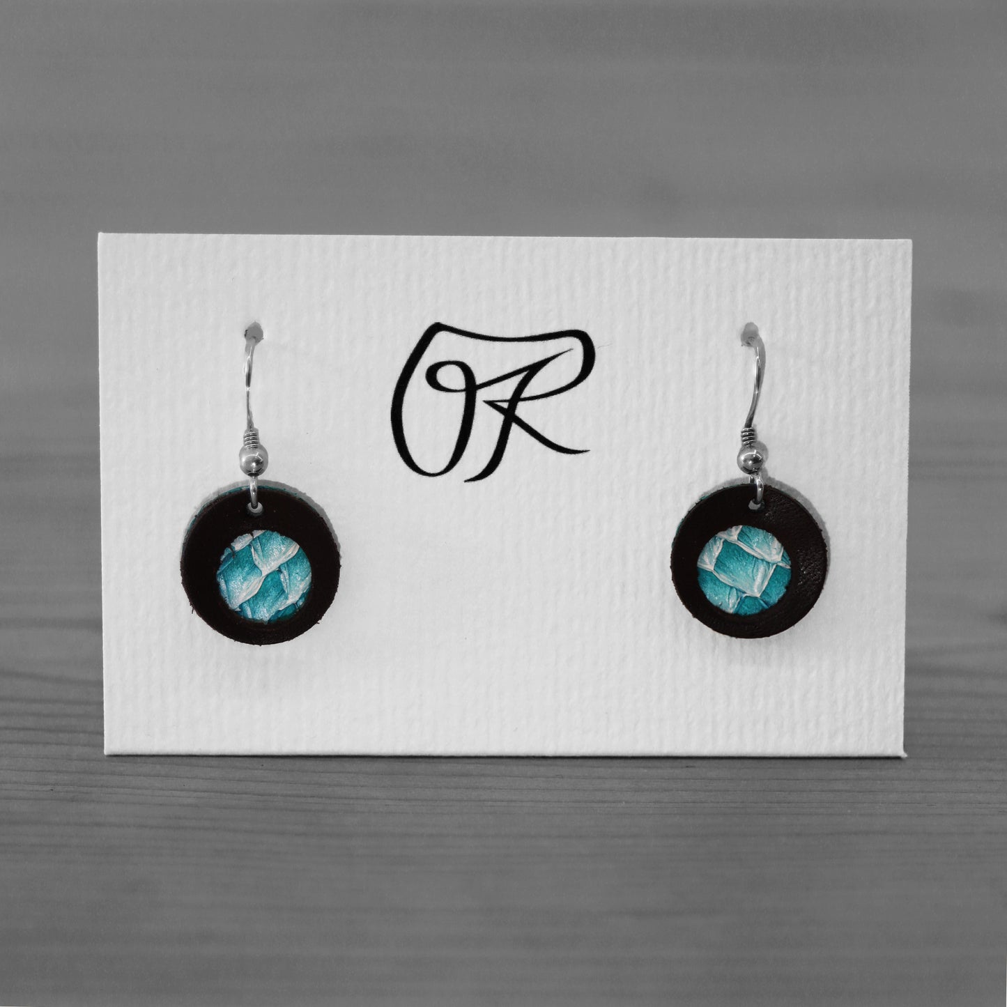 boucles-oreilles-cuir-saumon-turquoise-vue-ensemble-ruffieux-creation