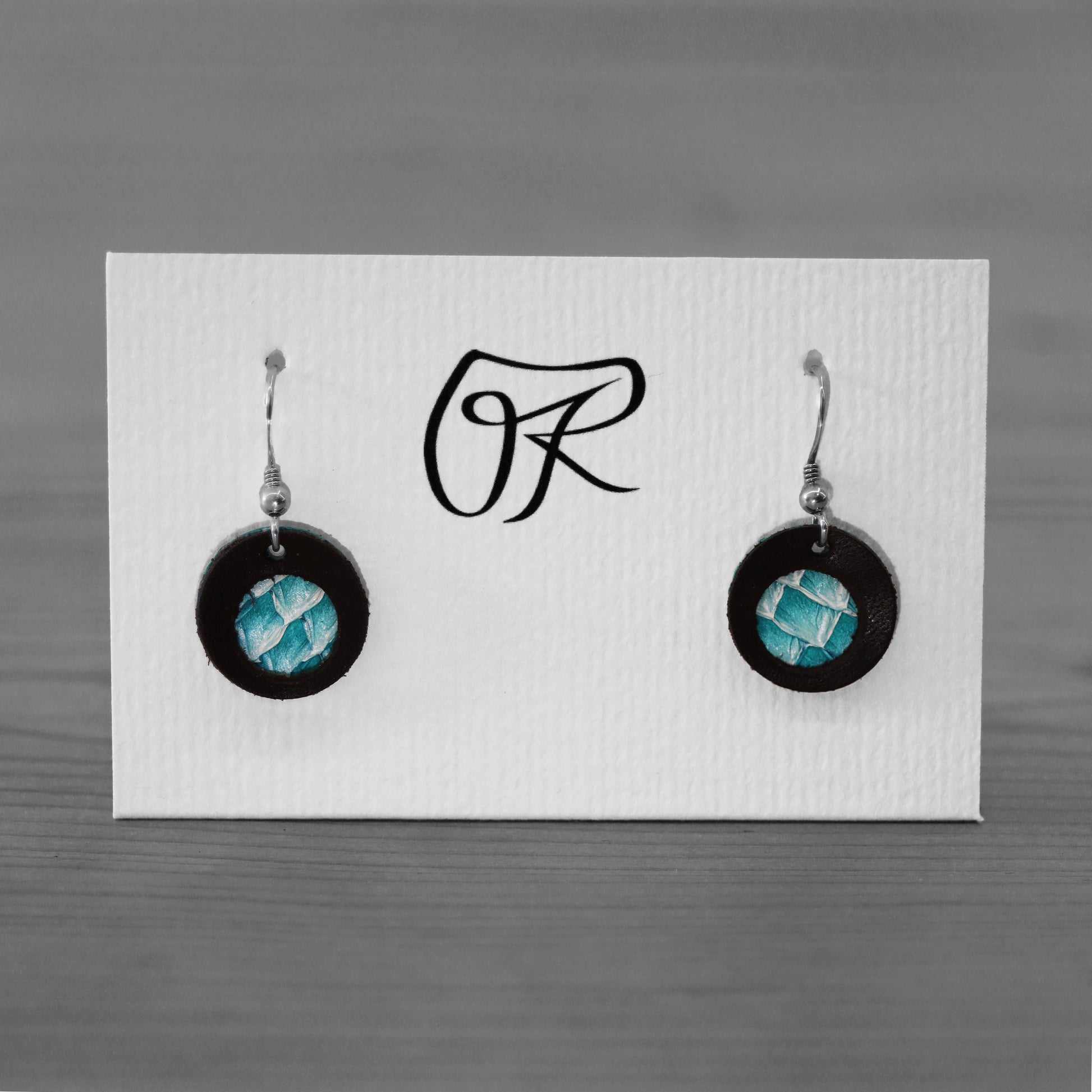 boucles-oreilles-cuir-saumon-turquoise-vue-ensemble-ruffieux-creation