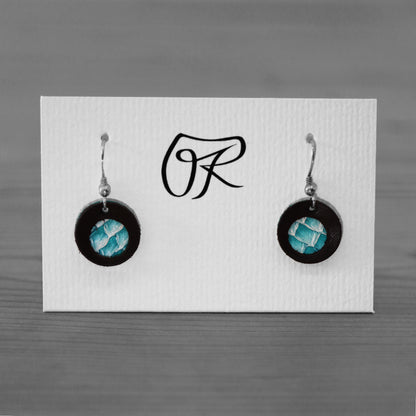 boucles-oreilles-cuir-saumon-turquoise-vue-ensemble-ruffieux-creation