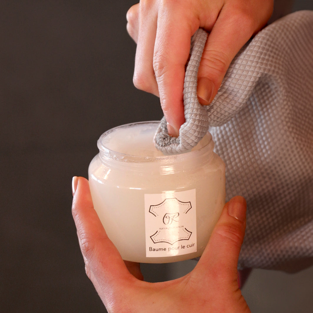 Application du baume pour cuir Ruffieux Création à la main avec un chiffon