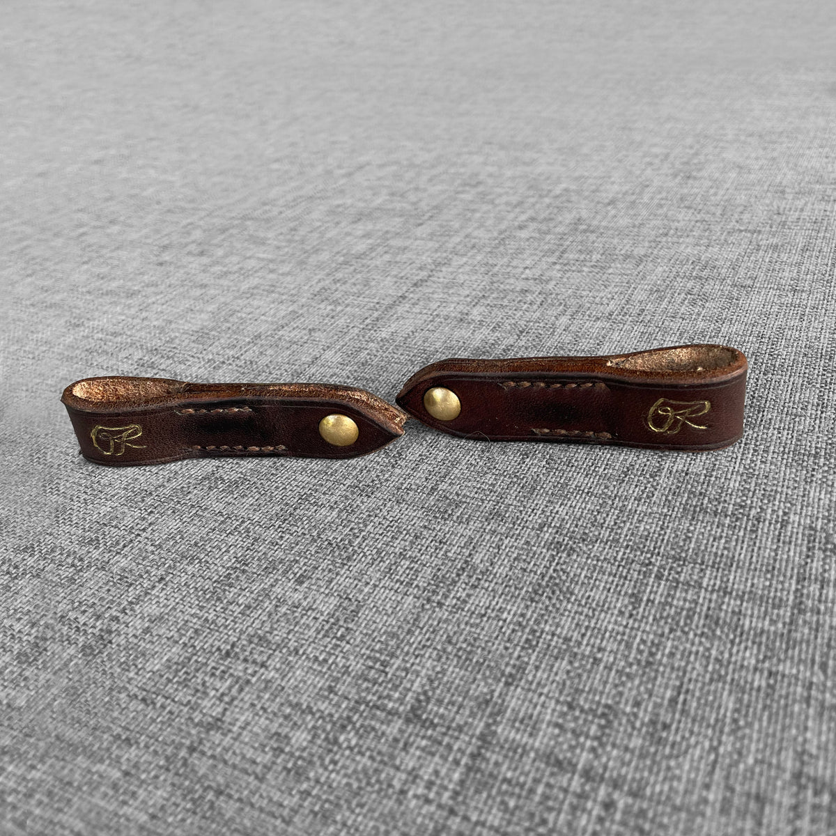 Attaches pour frontal en cuir brun avec logo Ruffieux Creation, vue de dessus