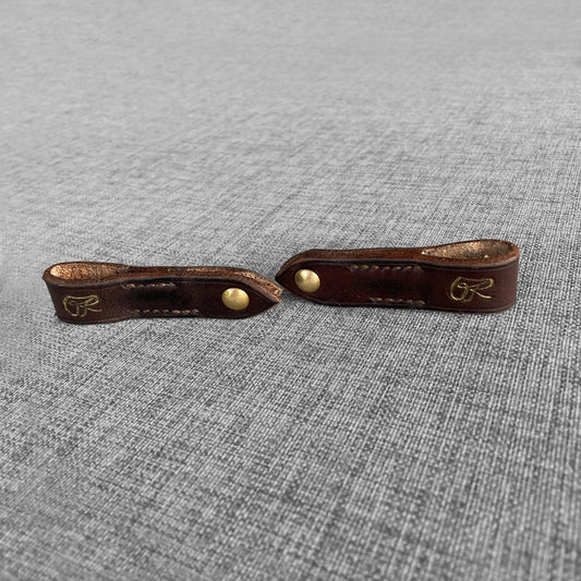 Attaches pour frontal en cuir brun avec logo Ruffieux Creation, vue de dessus