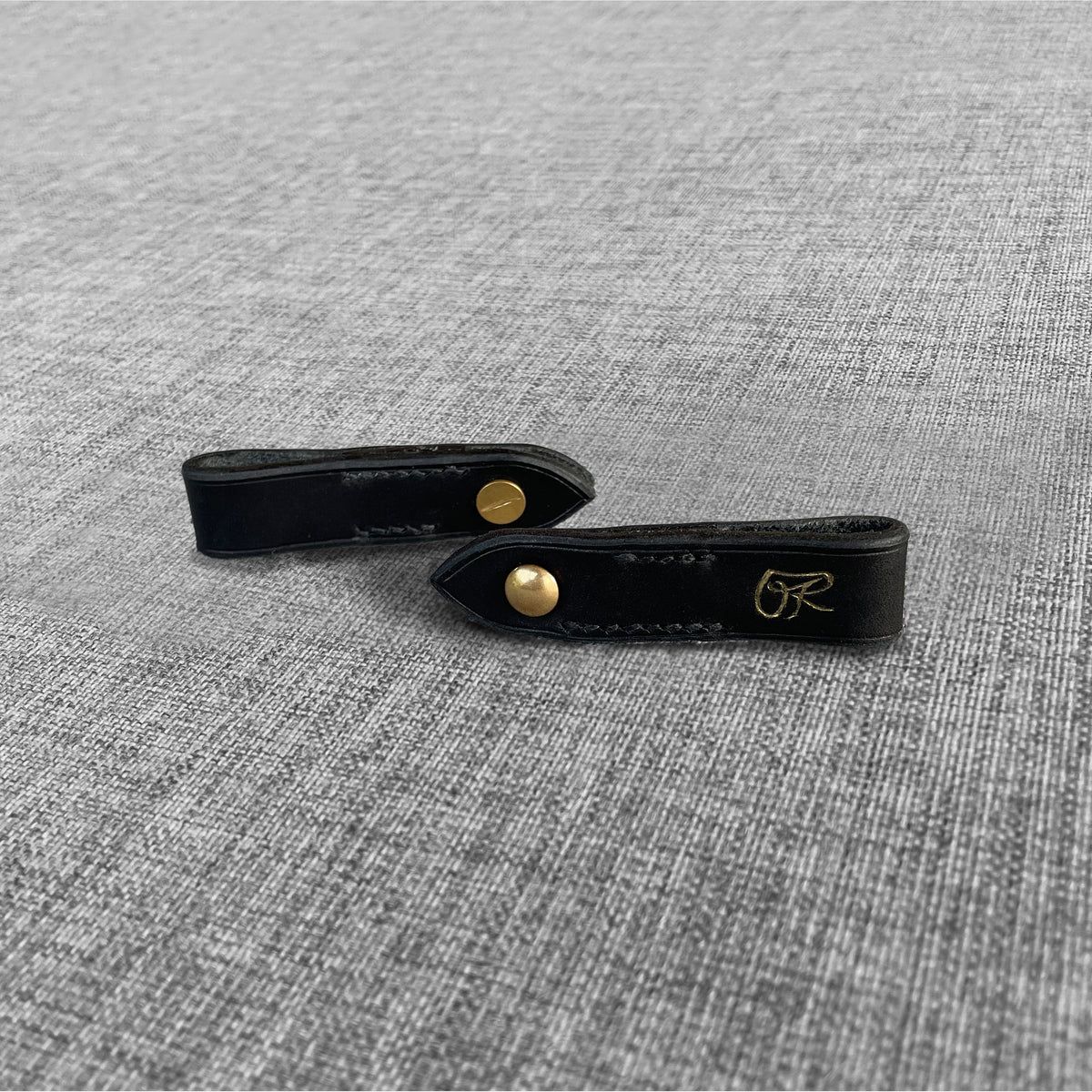 Attaches pour frontal en cuir noir, vue de l'envers avec boutons en laiton