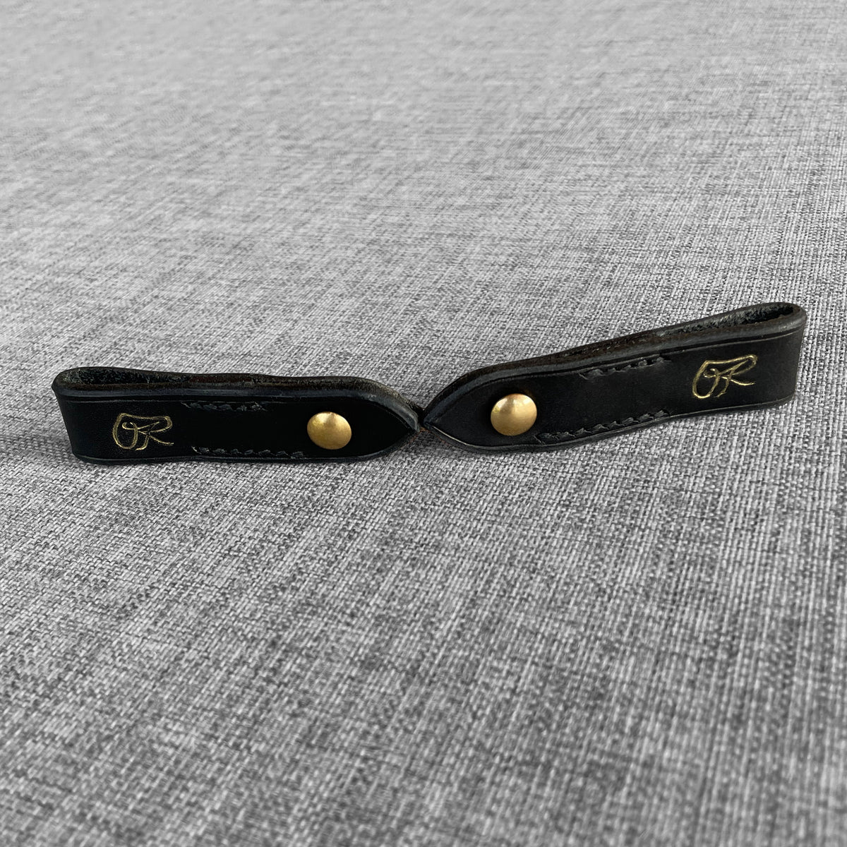 Attaches pour frontal en cuir noir avec logo Ruffieux Creation, vue de dessus