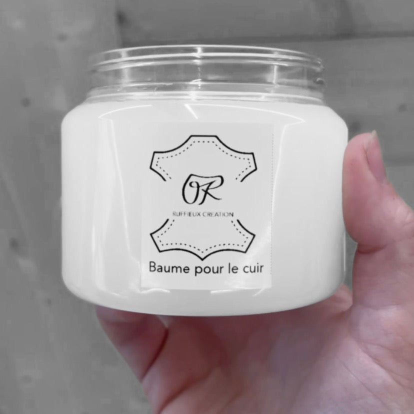 Pot de baume pour le cuir Ruffieux Creation tenu a la main