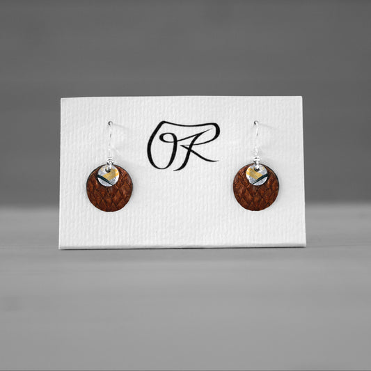 Boucles d'oreilles rondes en cuir de saumon brun sur carte de presentation, bijoux cuir Ruffieux Creation
