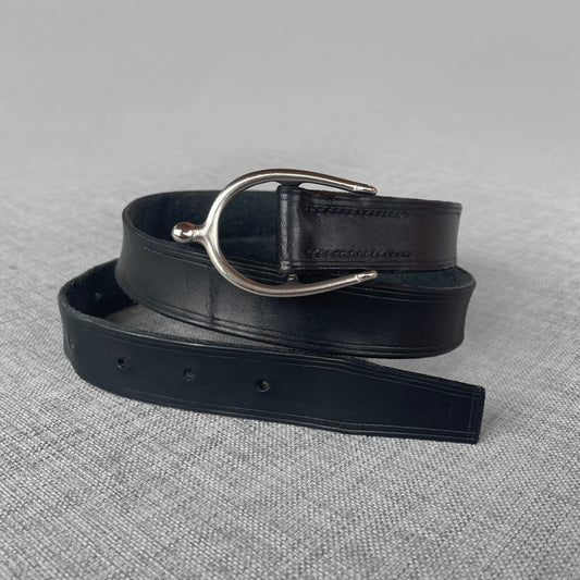 Ceinture en cuir bleu marine enroulee avec boucle argentee en forme de crochet
