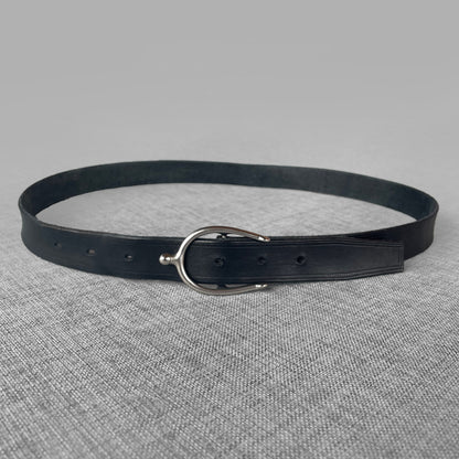 Ceinture en cuir bleu marine enroulee avec boucle argentee en forme de crochet, vue de face