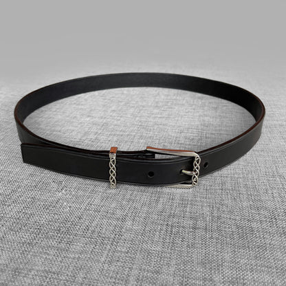 Ceinture en cuir noir enroulee avec boucle argentee a motif de chaine