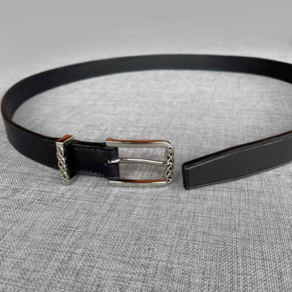 Gros plan sur la boucle argentee a motif de chaine d'une ceinture en cuir noir