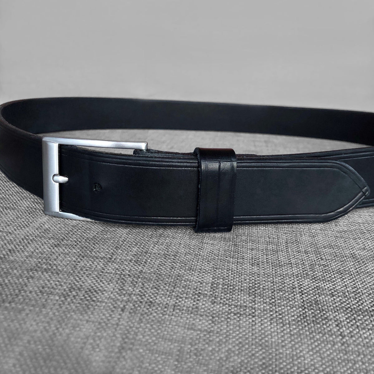 Ceinture Louis en cuir noir avec boucle argentee, vue d'ensemble