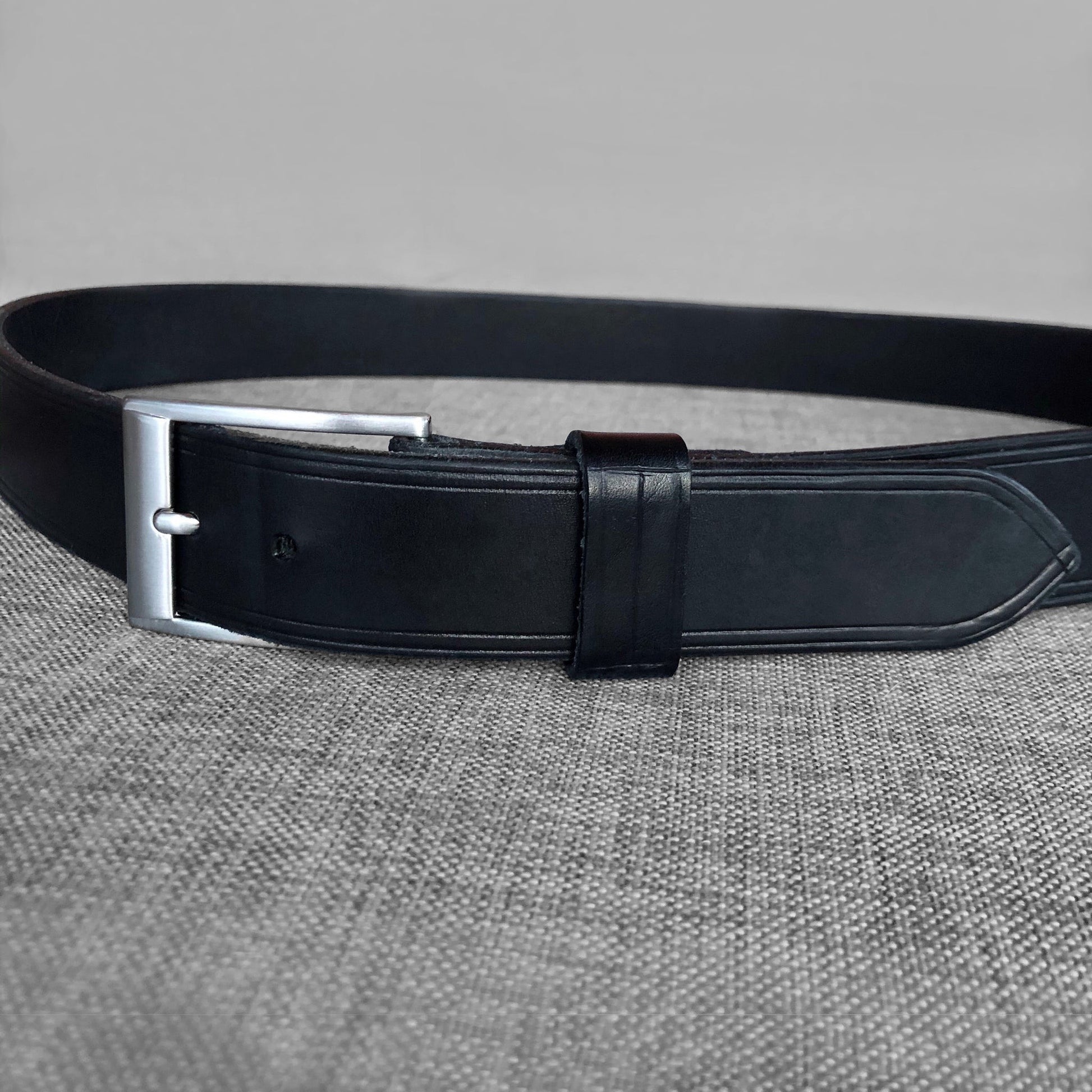 Ceinture Louis en cuir noir avec boucle argentee, vue d'ensemble