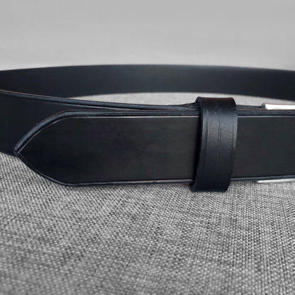 Ceinture Louis en cuir noir, gros plan sur le passant et l'extremite pointue