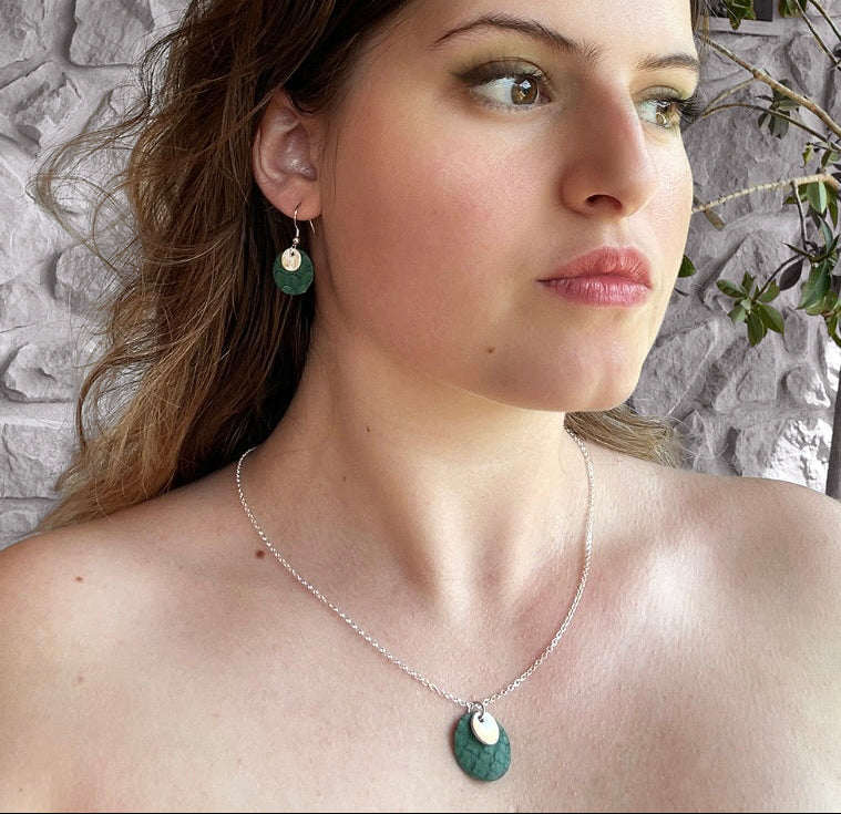 Modèle portant un pendentif et des boucles d'oreilles en cuir vert, bijoux cuir Ruffieux Création