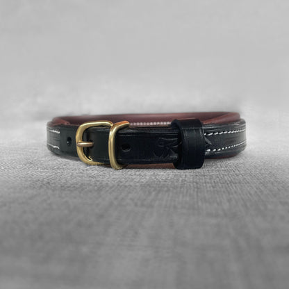 Collier pour chien en cuir noir avec doublure brune et boucle en laiton