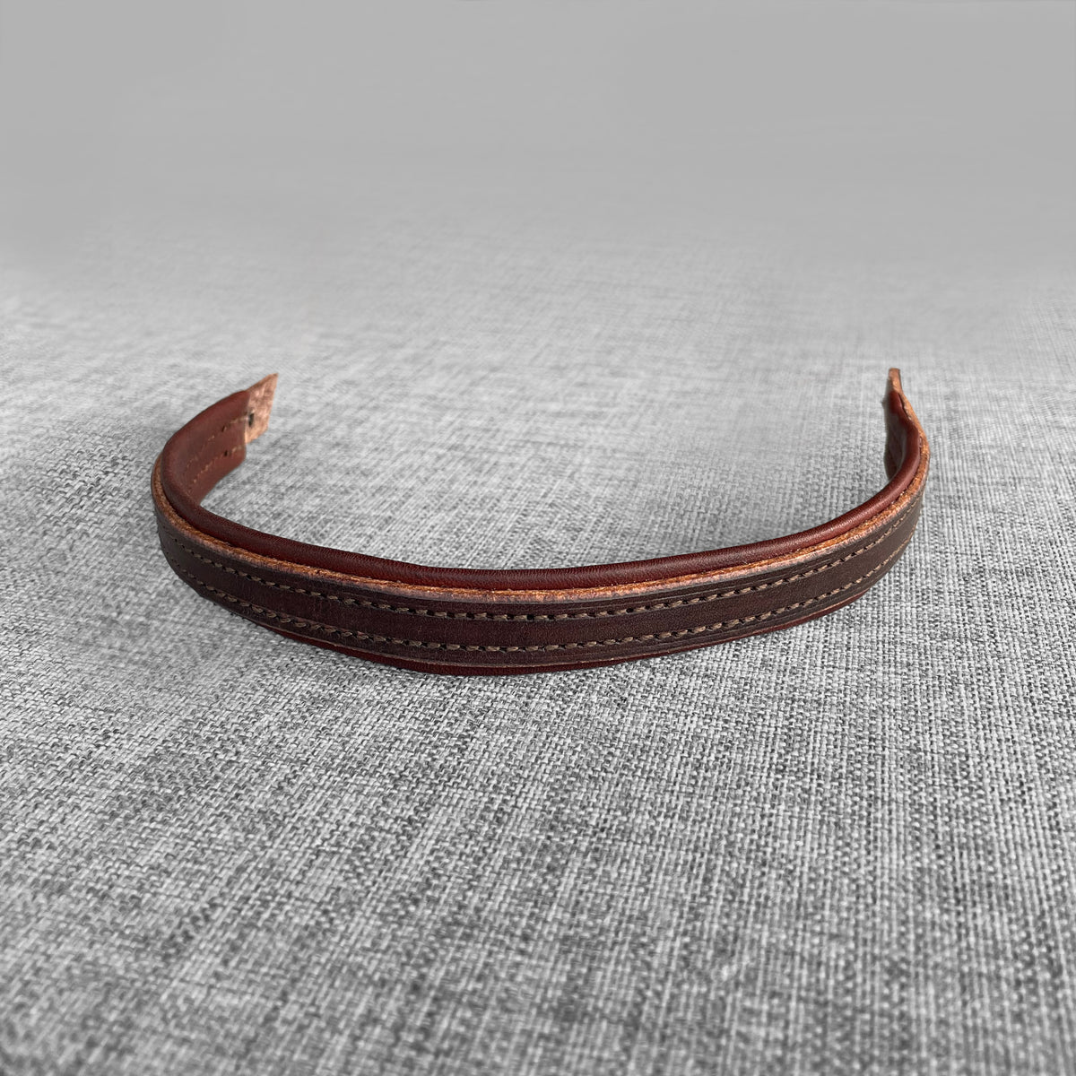 Frontal double en cuir brun, courbe en fer a cheval avec extremites perforees