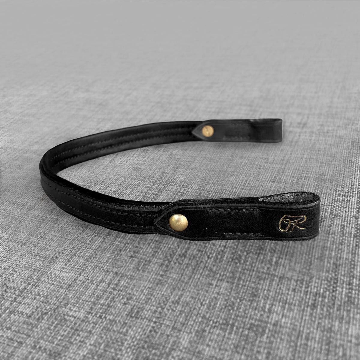 Frontal double en cuir noir avec logo Ruffieux Creation dore et boutons pression