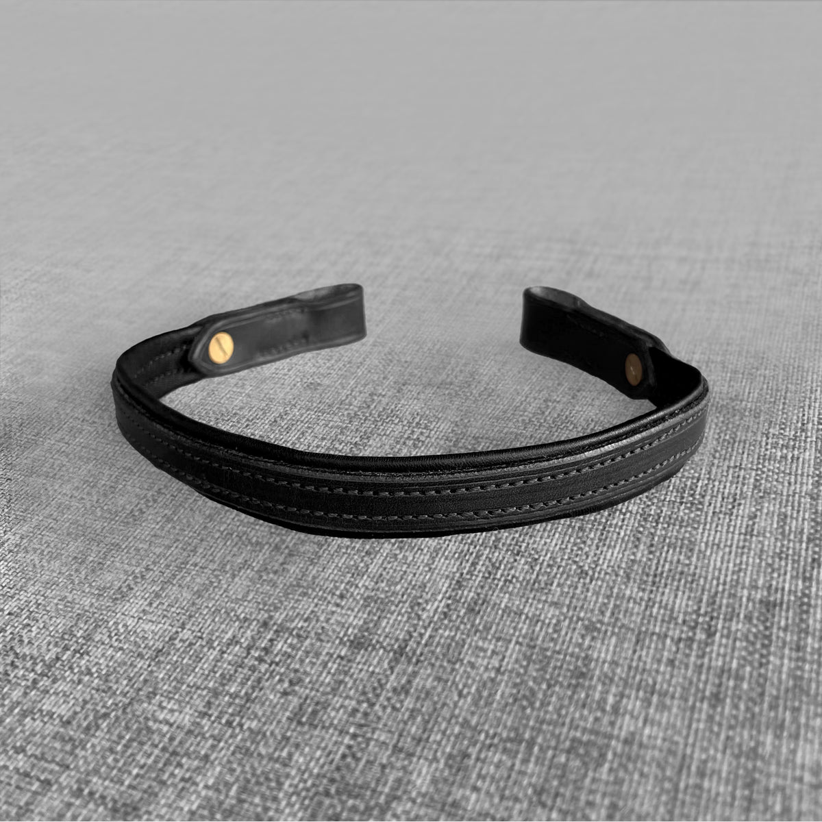 Frontal double en cuir noir avec rivets dores, courbe en fer a cheval