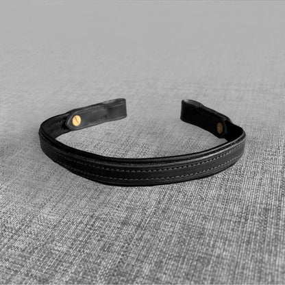 Frontal double en cuir noir avec rivets dores, courbe en fer a cheval