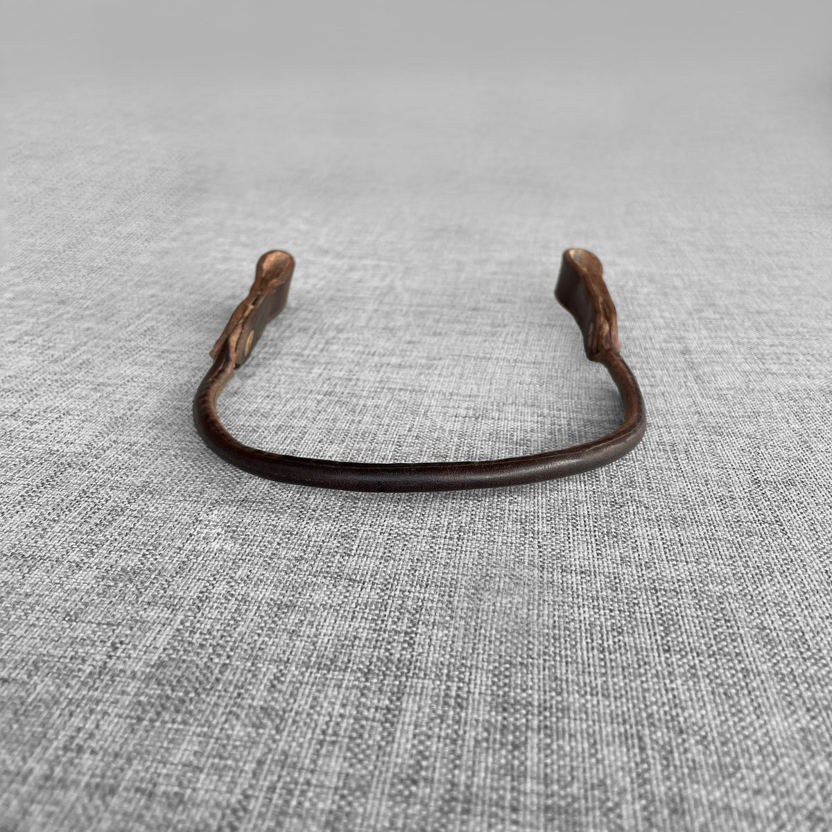 Frontal rond en cuir brun, courbe en fer a cheval