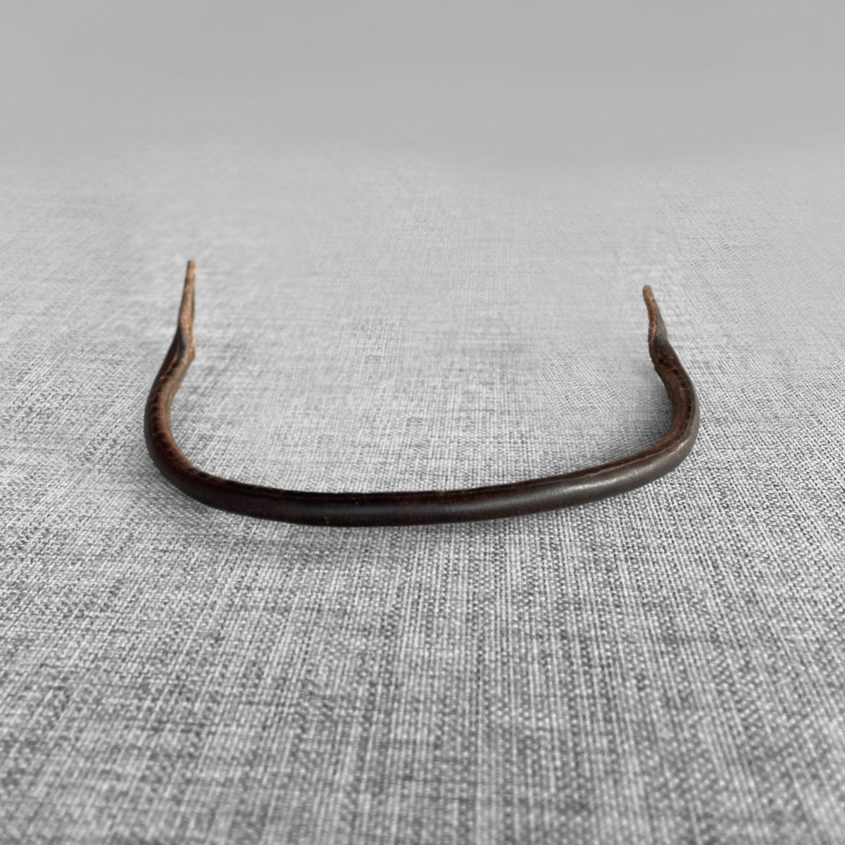 Frontal rond en cuir brun fonce, ouvert et pose a plat
