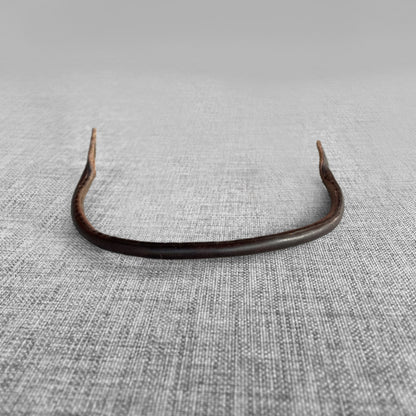 Frontal rond en cuir brun fonce, ouvert et pose a plat