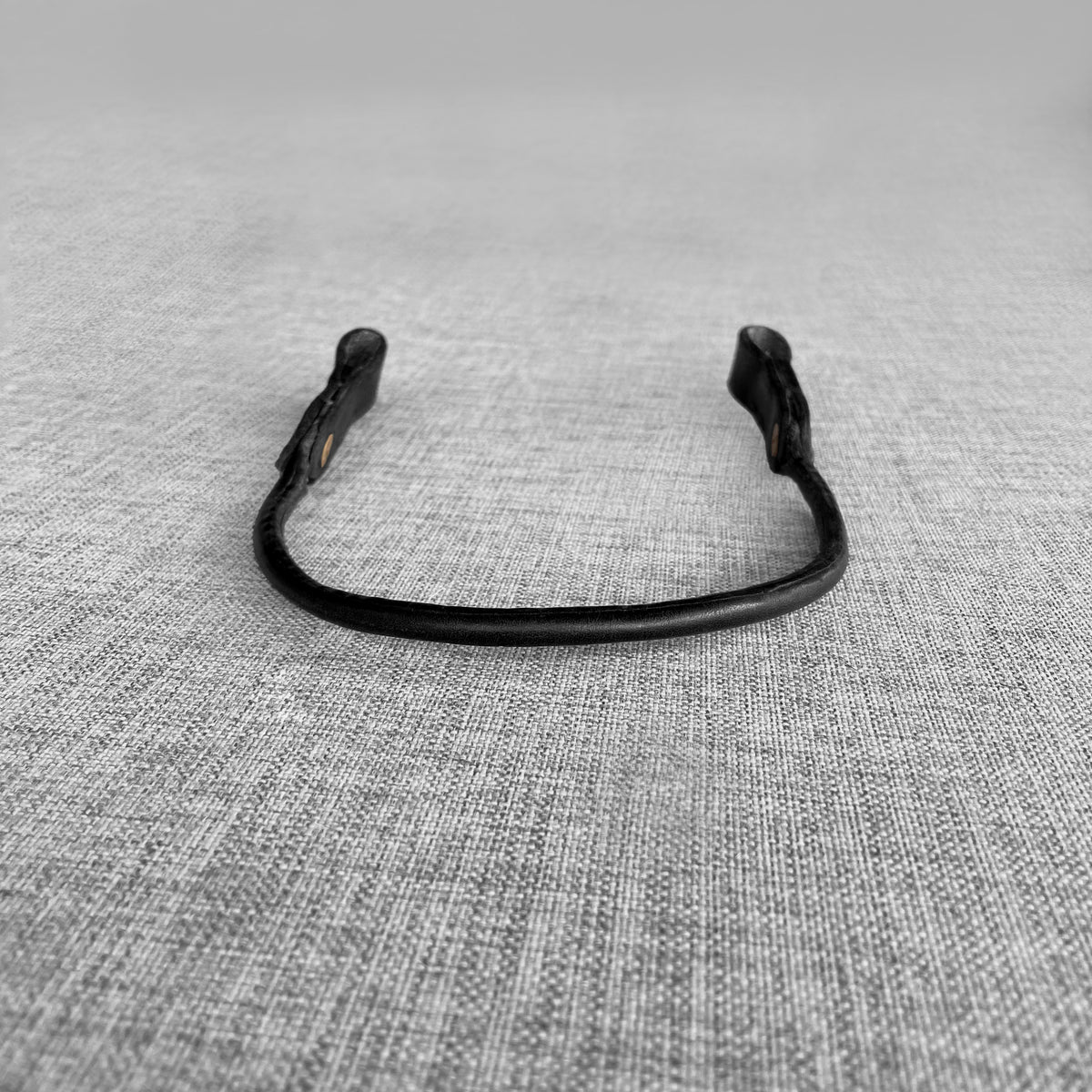 Frontal rond en cuir noir, courbe en fer a cheval