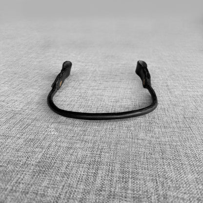 Frontal rond en cuir noir, courbe en fer a cheval