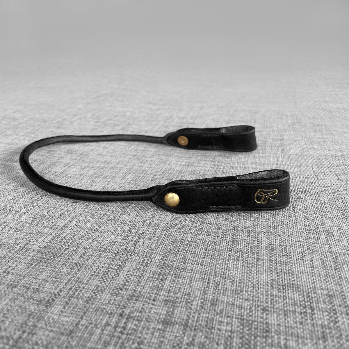 Frontal rond en cuir noir avec bouton en laiton et logo Ruffieux Creation grave