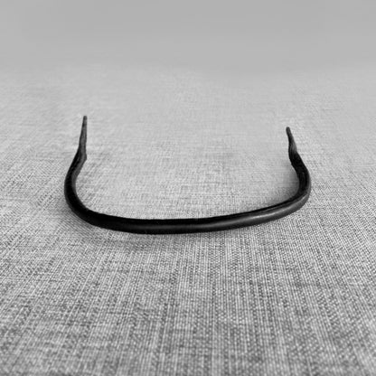 Frontal rond en cuir noir, ouvert et pose a plat
