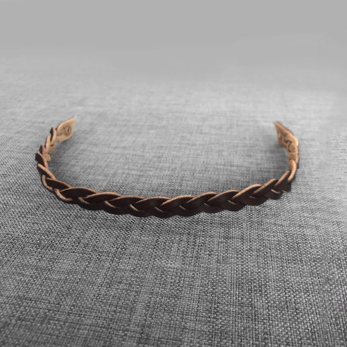 Frontal tresse en cuir brun clair, courbe en fer a cheval