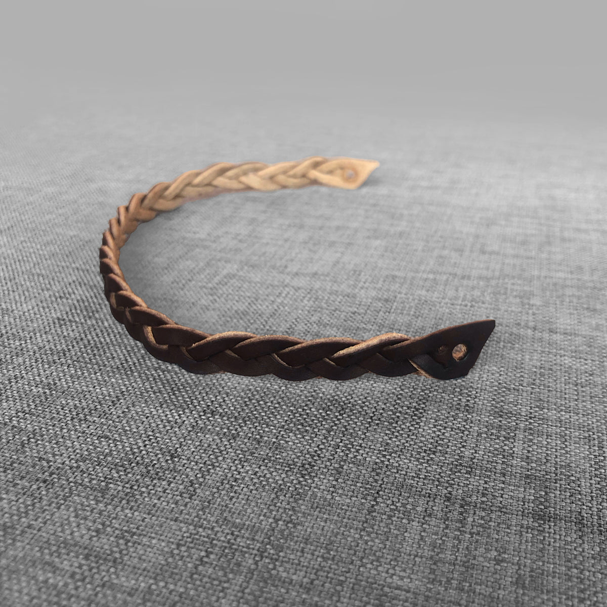 Frontal tresse en cuir brun degrade, courbe en fer a cheval