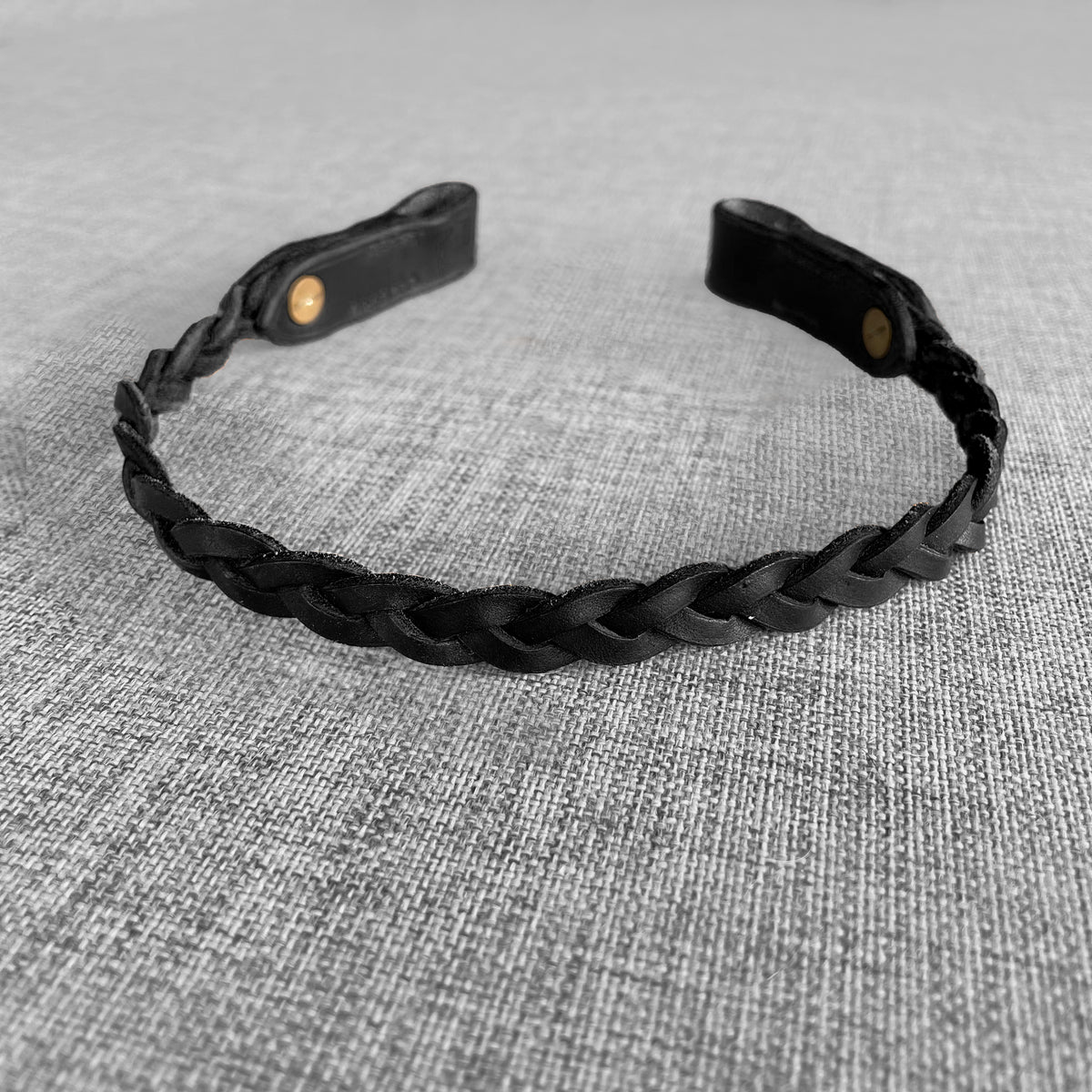 Frontal tresse en cuir noir, ouvert et pose a plat