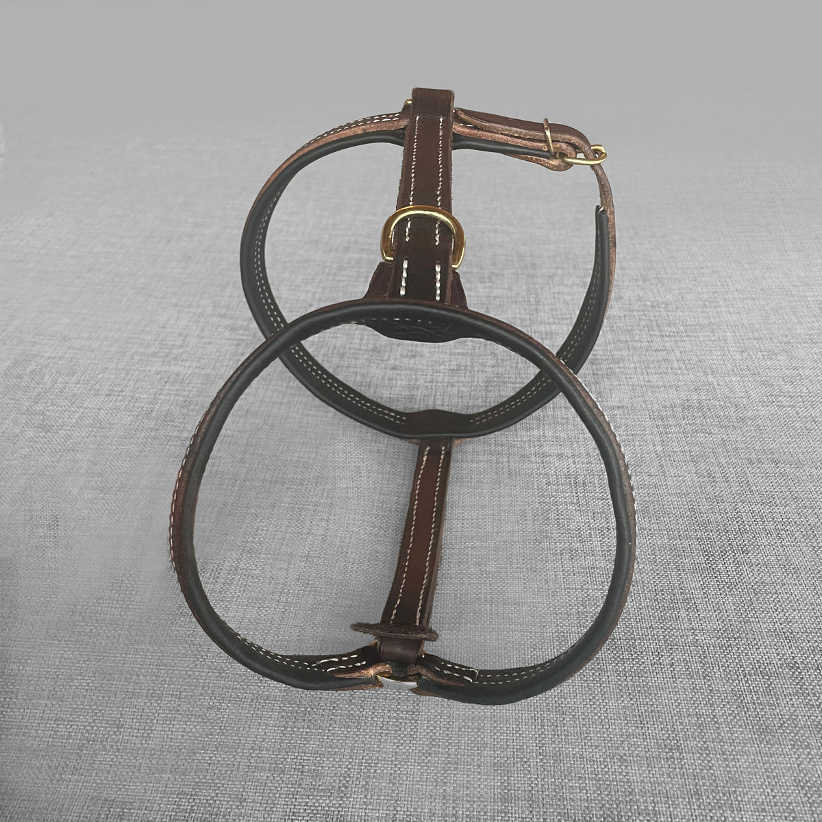 Harnais pour chien en cuir brun avec boucle doree, vue de dessus a plat