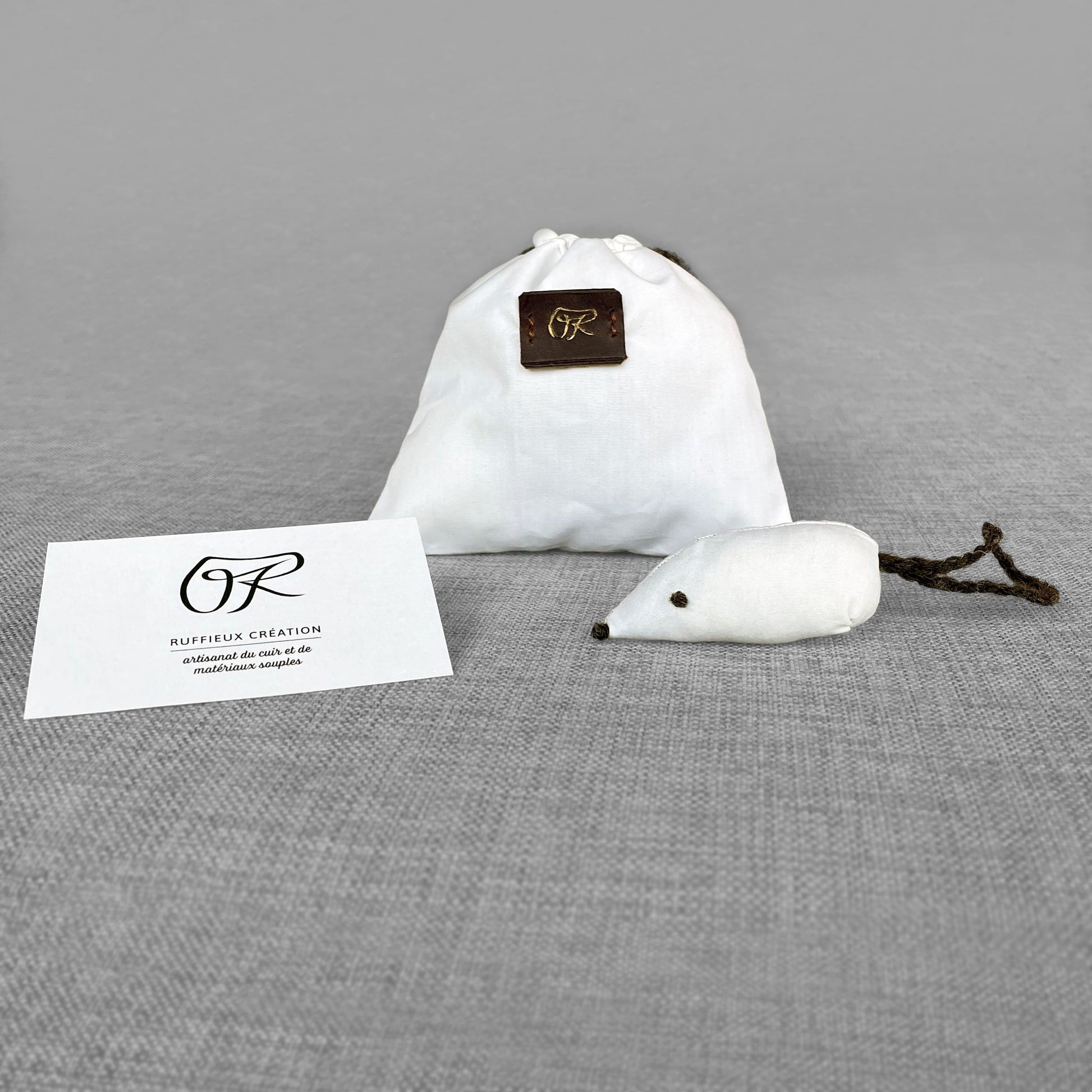Jouet pour chat en forme de souris avec sachet en lin et carte de visite Ruffieux Creation