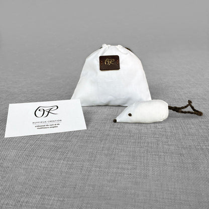 Jouet pour chat en forme de souris avec sachet en lin et carte de visite Ruffieux Creation
