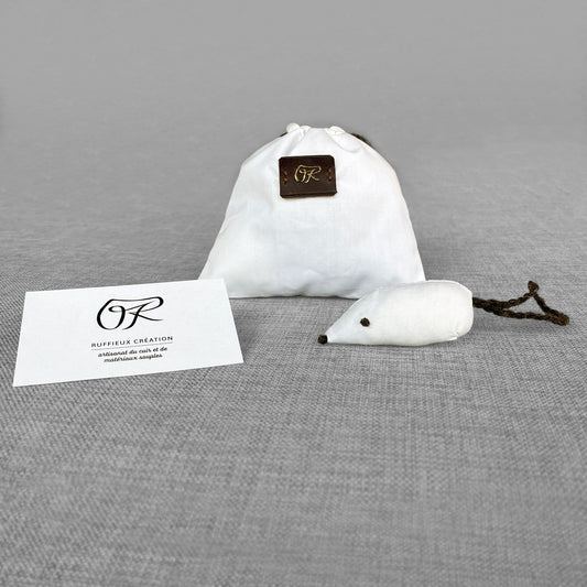 Jouet pour chat en forme de souris avec sachet en lin et carte de visite Ruffieux Creation