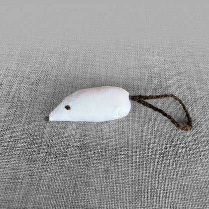 Jouet pour chat en forme de souris en tissu blanc avec queue en corde tressee, vu de profil