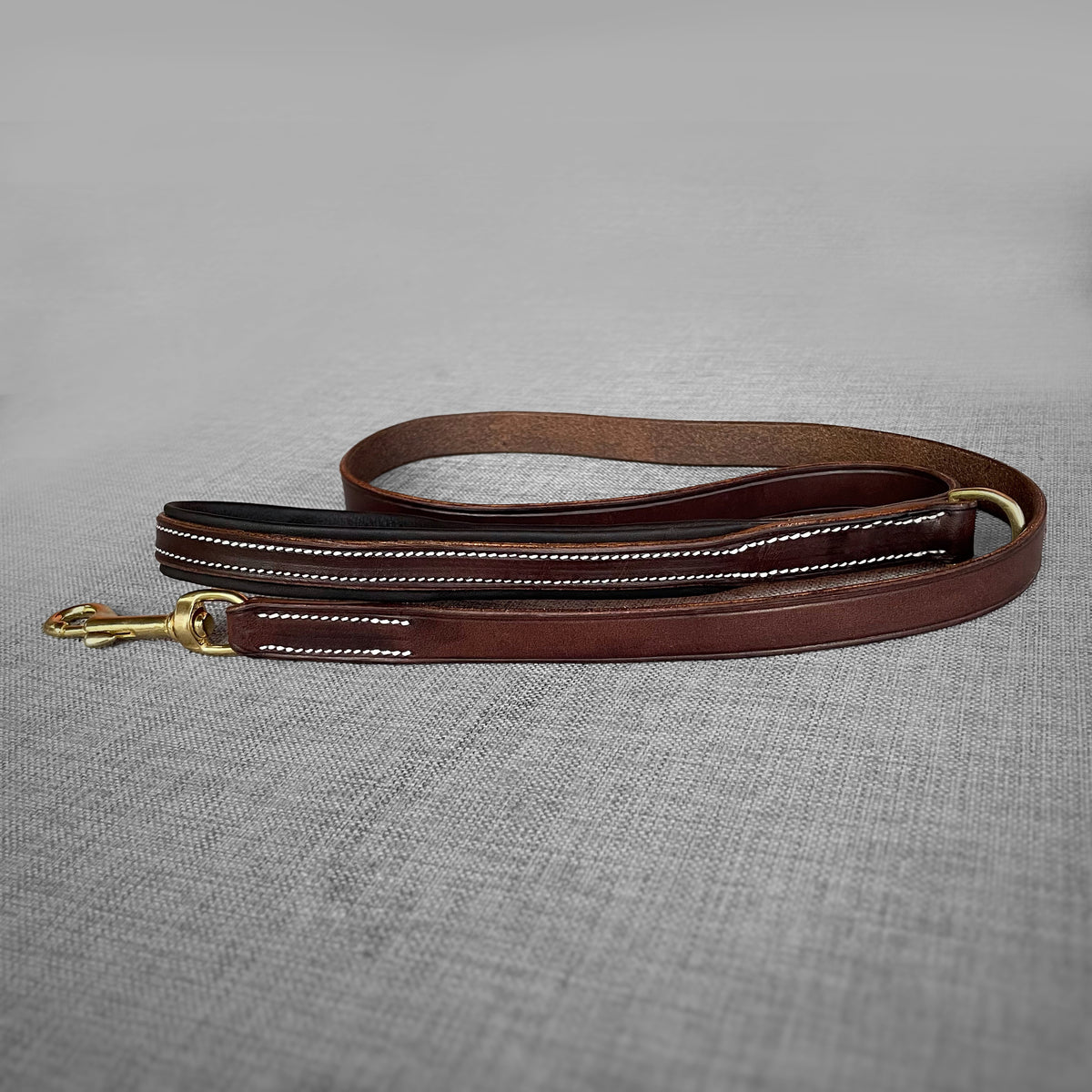 Laisse pour chien en cuir brun et noir avec surpiqure blanche et mousqueton dore