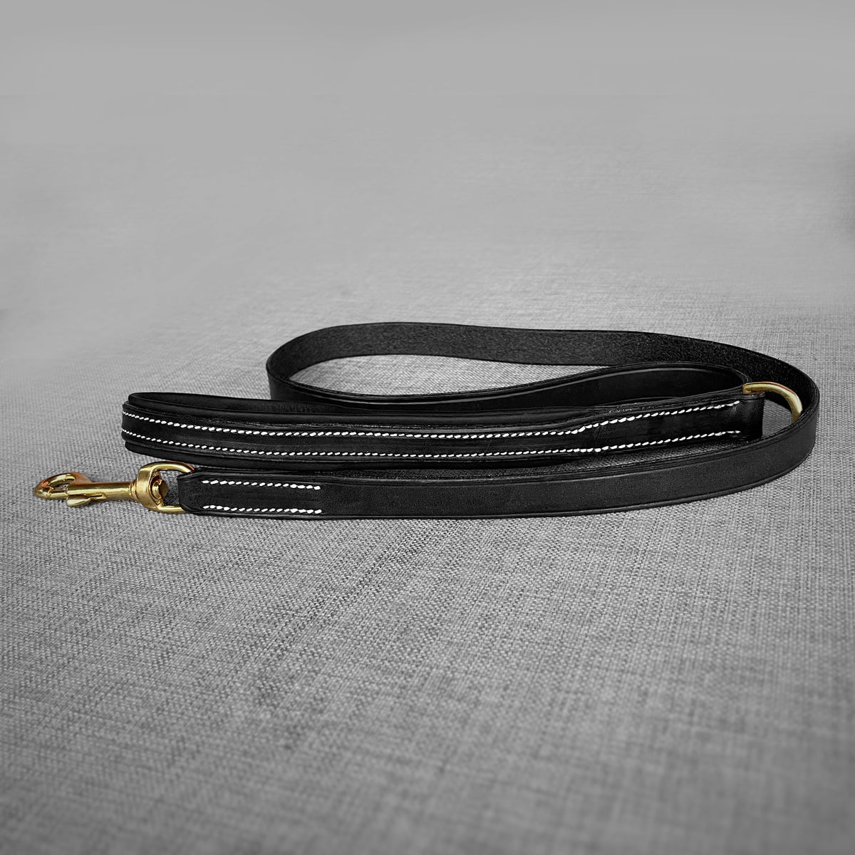 Laisse pour chien en cuir noir avec surpiqure blanche et mousqueton dore