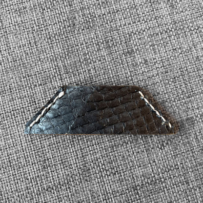 Marque-page en cuir argente fonce a motif ecailles avec surpiqure blanche, vue rapprochee