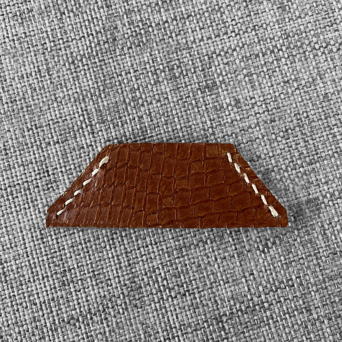 Marque-page en cuir brun a motif croco avec surpiqure blanche