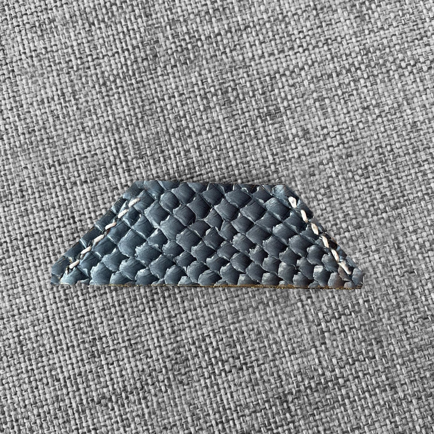 Marque-page en cuir gris a motif ecailles avec surpiqure blanche