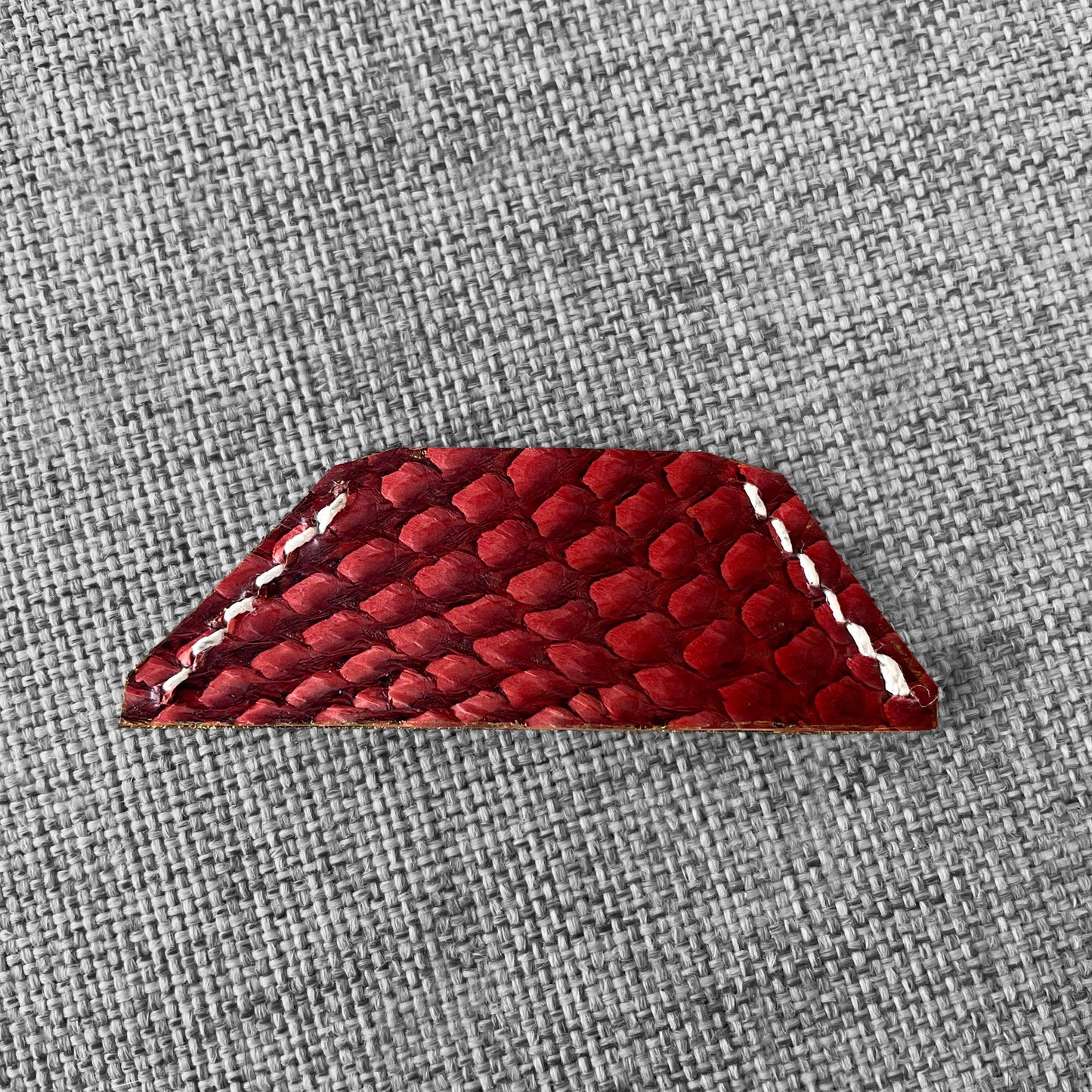 Marque-page en cuir rouge a motif ecailles avec surpiqure blanche