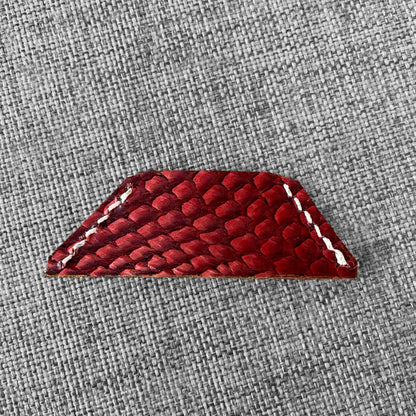 Marque-page en cuir rouge a motif ecailles avec surpiqure blanche